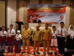 Walikota Pangkalpinang Menyerahkan Bantuan Program Beasiswa Indonesia Pintar Tahun 2022