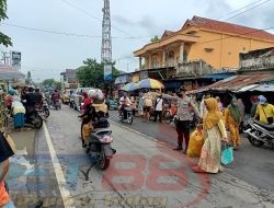 Antisipasi Gangguan Kamtibmas dan Kemacetan, Jajaran Polsek Tlanakan Lakukan Pengamanan dan Pengaturan Lalin di Depan Pasar Polowijo Branta Pesisir