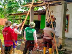 Kapolsek Curahdami Bersama Warga Lakukan Kerja Bakti di Lokasi Bencana Puting Beliung