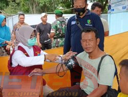 Tertundanya Keberangkatan Penumpang, Personel Ops Lilin Semeru Pelabuhan Pelindo III Kalianget Lakukan Pemeriksaan Kesehatan dan Distribusi Bantuan Makanan