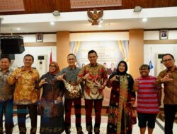 Diskominfo Mewakili Pemkot Pgk Menerima Penghargaan KIP Babel