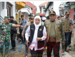 Gubernur Jatim Tinjau Dampak Banjir di Sampang, Serahkan Bantuan Sembako dan Uang Tunai