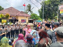 Dikomandoi Bang Ipoel, Warga Sumberanyar Unras di Mapolsek Banyuputih