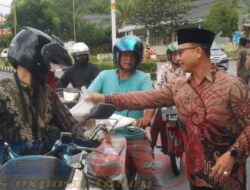 Wabup Bangka, Sahbudin Bagikan Makanan Berbuka Puasa Kepada Masyarakat Yang Lewat