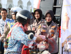 Polres Simeulue Bagikan Takjil Gratis kepada Warga