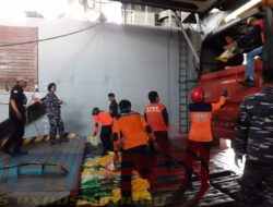 Gubernur Jatim Kembali Berangkatkan KRI Dr Suharso 990 Bantu Rakyat Masalembu