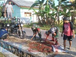 Ciptakan Lingkungan Sehat Koramil 0826-04 Galis Bersama Warga Desa Tobungan Bersih-bersih Desa