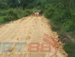 Kondisi Jalan Poros Desa Di Kec. Camplong, Jalur Lintasnya Licin Dan Seperti Bubur