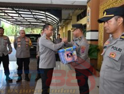 Bagikan Bingkisan Lebaran, Kapolda Kalsel Apresiasi ke Seluruh Anggota