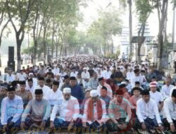 Bupati dan Forkopimda Solat Idul Fitri 1444 H di Depan Pendopo Trunojoyo Sampang