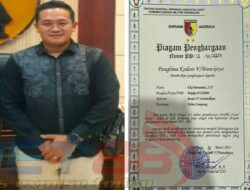 Panglima Kodam V/ Brawijaya Berikan Piagam Penghargaan Kepada Salah Satu Anggota Polres Sampang