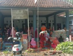 Penyaluran Bantuan Sembako Pangan Non Tunai di Desa Sumber Salak Berjalan Lancar