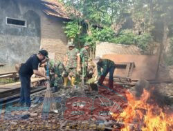 Kerja Bakti, TNI- Polri dan Pemerintah Desa Dukuhseti Kompak Bersihkan Lingkungan Mbah Sumini