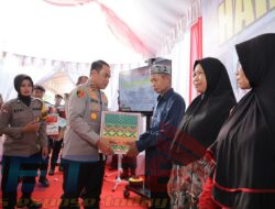 Kapolda Kalsel Serahkan 10 Unit Rumah ke Warga