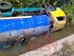 Hindari Lawan Arah dan Jalan Berlubang Truck Bermuatan Pupuk Cair Masuk Kesaluran Pusat Irigasi di Jalan Pelabuhan Kalbut