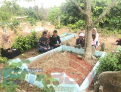 Seorang Anggota Polri Ziarah ke Makam Kedua Orang Tuanya usai melaksanakan Rangkaian Hut Bhayangkara Ke-77