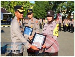 Kapolres Sampang Berikan Penghargaan Kepada Anggota Yang Berprestasi