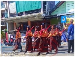 Sambut HUT RI Ke-78, Siswa SMPN 2 Sampang Giat Latihan Gerak Jalan Tongkat