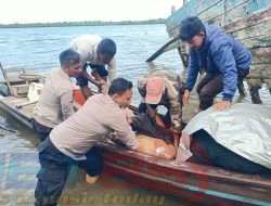 Personil Satpolairud Polres Langsa Evakuasi Dua Warga Kota Langsa Yang Tenggelam di Laut