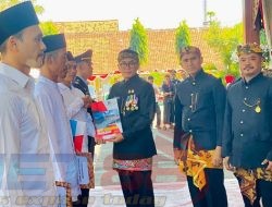 Secara Simbolis, Dua WBP Lapas Kelas IIA Pamekasan Menerima Remisi dari Bupati