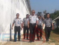 Cegah Deteksi Dini dan Gangguan Keamanan, Kalapas Beserta Jajaran dan Staf Lapas Kelas IIA Pamekasan Lakukan Kontrol Keliling Di Lapas