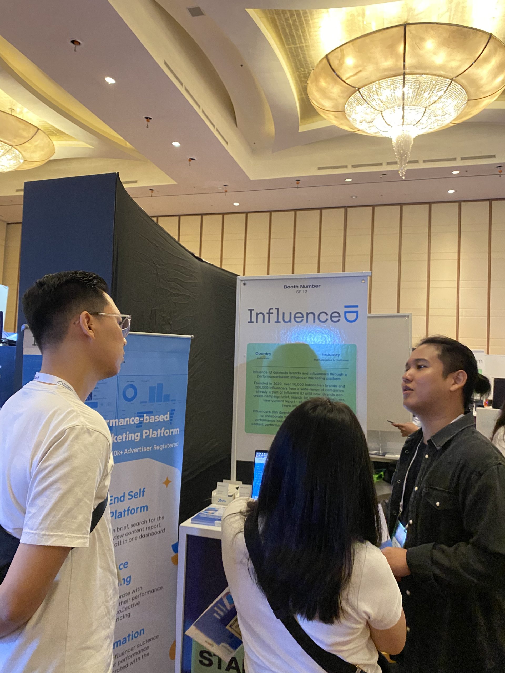 CEO Influence ID, Matt Junior bersama pengunjung booth Indluenc