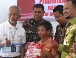 BRI Branch Office Jember Serahkan Bea Siswa dan Tanam Ribuan Pohon di Desa Brilian