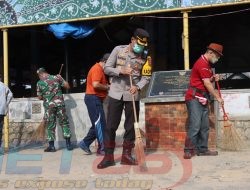 Karya Bakti TNI, Kapolres Pamekasan Turun Langsung Ikut Bersih-bersih Pasar