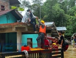 Respon Cepat Personil Presisi Sat Samapta Polres Langsa Bantu Evakuasi Warga Terjebak Banjir
