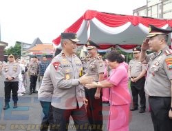 Kapolda Jatim Pimpin Upacara Kenaikan Pangkat 2.925 Personel di Penghujung Tahun 2023