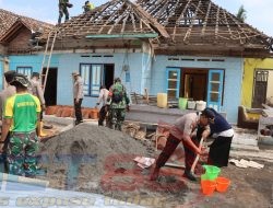 Sinergitas Polres Bondowoso bersama TNI Bantu Warga Terdampak Puting Beliung