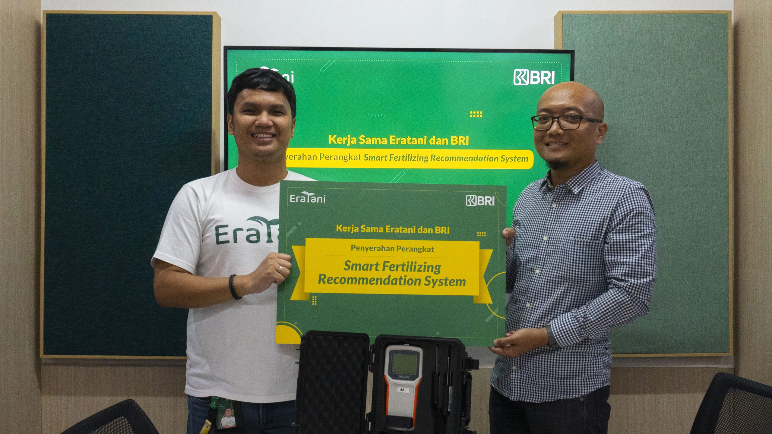 Photo caption: Kiri - kanan; Adwin Pratama Anas (VP Operations Eratani), Bayu Sunendo (Relationship Manager BRI Kementrans).