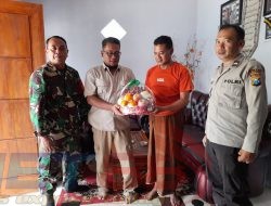 Bentuk Apresiasi dan Kepedulian, Polres Bondowoso Sambangi KPPS Mengalami Sakit