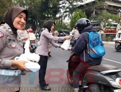 Satlantas Polres Bondowoso Berbagi Takjil Sembari Edukasi Pengendara Tertib Lalu Lintas