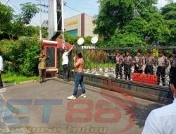 Orator Aksi Lakukan Aksi Gila di Polda Jatim Demi Bela Nenek Bahriyah