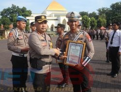 Kapolres Pasuruan Pimpin Upacara Korp Raport Sekaligus Pemberian Reward Anggota Polri Dan Masyarakat