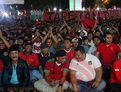 Nobar U-23, Kapolres Pamekasan Berbaur Dengan Masyarakat di Alun-Alun Arlan
