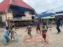 Satgas Yonif 509 Kostrad Berbagi Keceriaan Ajak Main Bola Anak-anak Papua