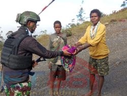 TK Bilogai Bagikan Baju Layak Pakai Untuk Masyarakat Intan Jaya