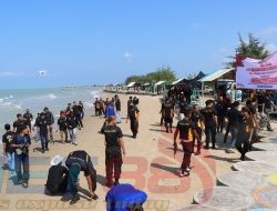 Jaga Kebersihan Pantai Jumiang, Sinergi Polri, Media dan Komunitas Vespa Dalam Menyambut Hari Bhayangkara ke 78