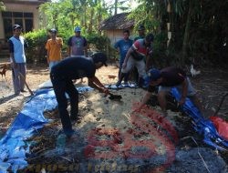 KKN 72 UNEJ Dampingi Masyarakat untuk Pembuatan Pupuk Organik di Desa Binakal