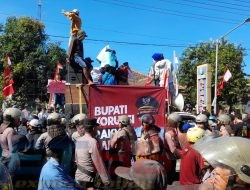 IMSAK Gelar Aksi Menolak Bupati Korup, Jalur Pantura Macet Total