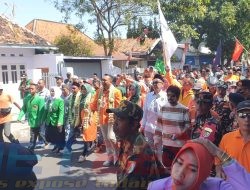 Ribuan Simpatisan dan 7 Partai Pengusung Hantarkan Mas Rio dan Mbak Ulfi ke KPUD Situbondo