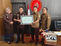 Dua Piagam Penghargaan di Serahkan Perhutani Bondowoso, Kepada Kejaksaan Negeri Situbondo