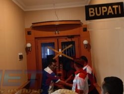 Masyarakat Segel Ruang Kerja Pj Bupati Sampang