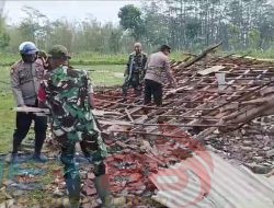 Gercep Polsek Curahdami Tangani Warga yang Terdampak Angin Puting Beliung di Desa Pakuwesi dan Desa Kupang