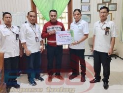 Adm Bondowoso Serahkan Dana Bantuan Untuk Pembangunan Mck Masjid Nurul Huda