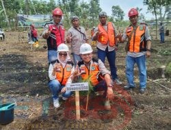Sedekah Oksigen Perhutani Jatim Bersama KPH Bondowoso Tabur Benih Dan Menanam Pohon.