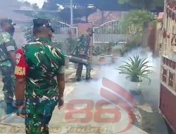 Anggota TNI Lakukan Fogging Untuk Cegah Demam Berdarah di Desa Bringin