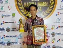 Kacabdin Pendidikan Sampang Raih Penghargaan Tokoh Pendidikan Favorit di Madura Awards 2024